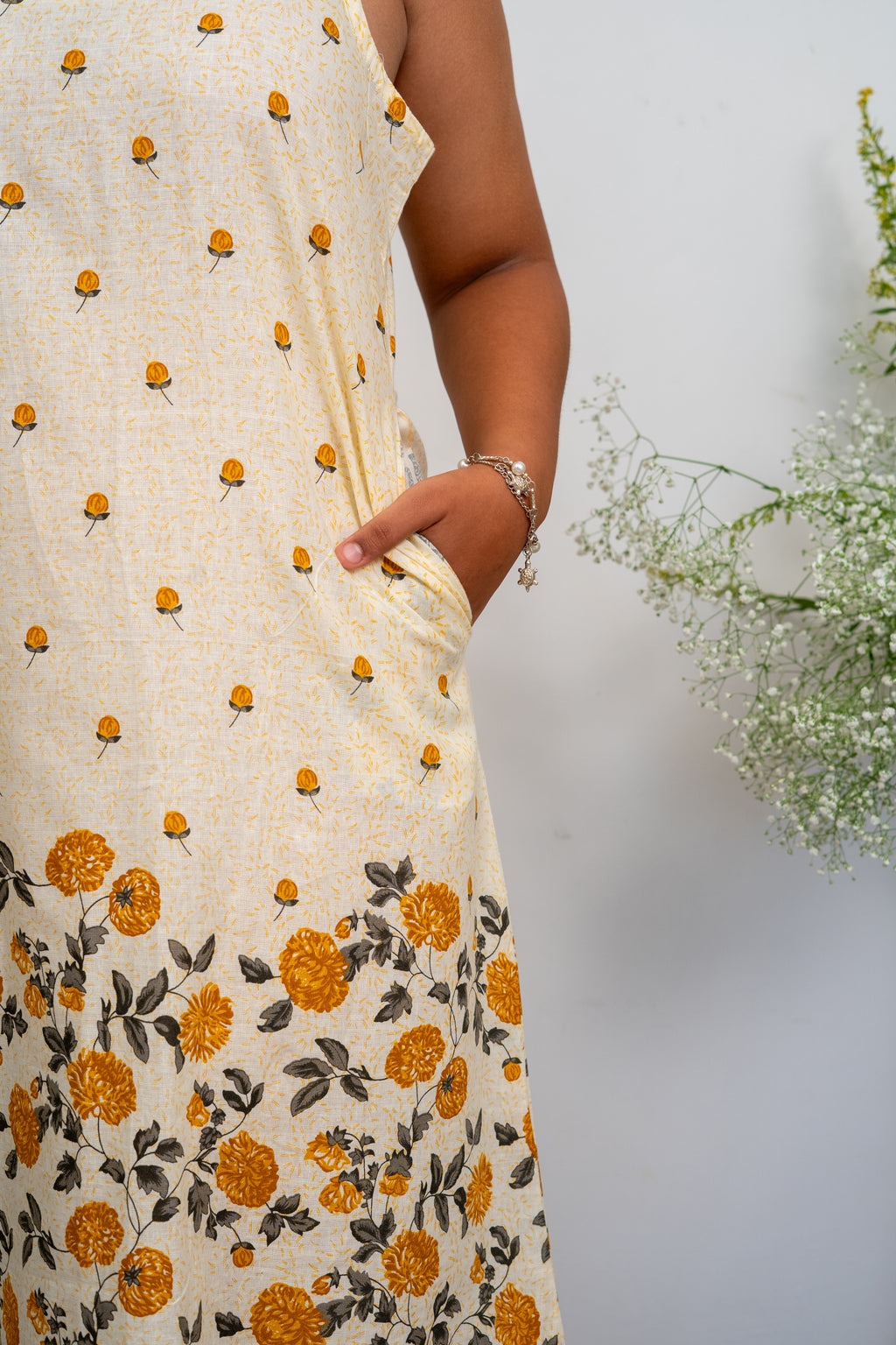 Floral Breeze Cotton Sleeveless A-Line Dress – Yellow & White Summer Midi Dress with Pockets