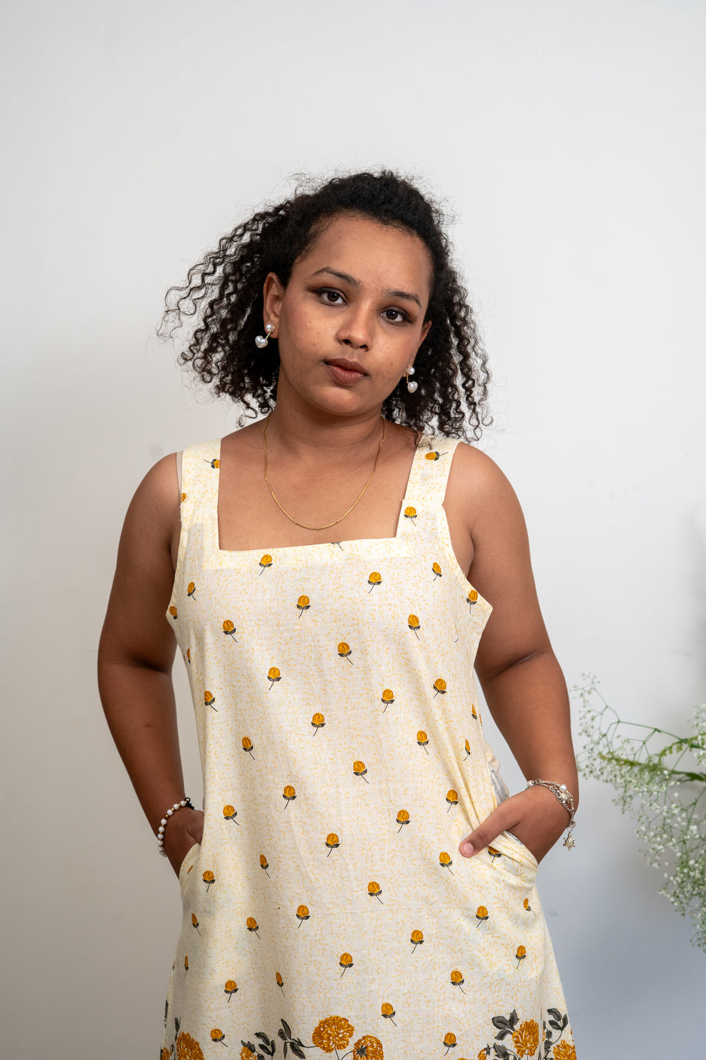 Floral Breeze Cotton Sleeveless A-Line Dress – Yellow & White Summer Midi Dress with Pockets